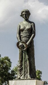 Monument heroon sculpture