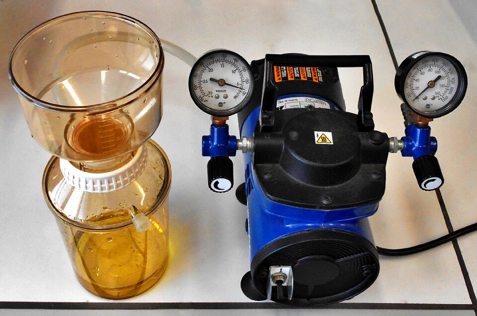 The pump filtration the vacuum