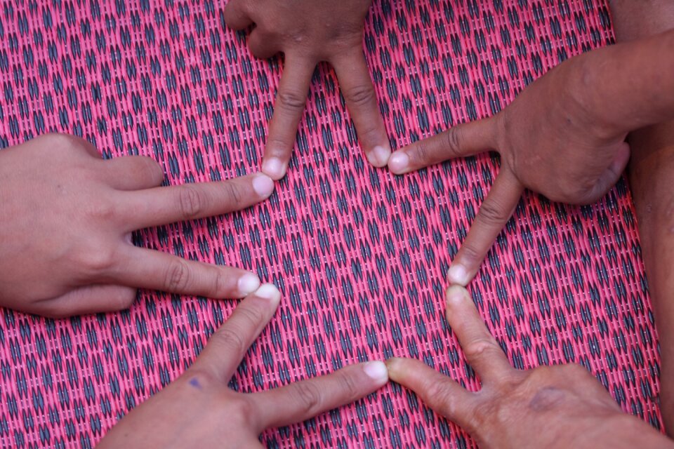 The star hands the symbol