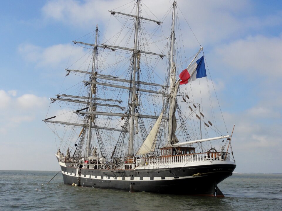 Sea boat belem photo