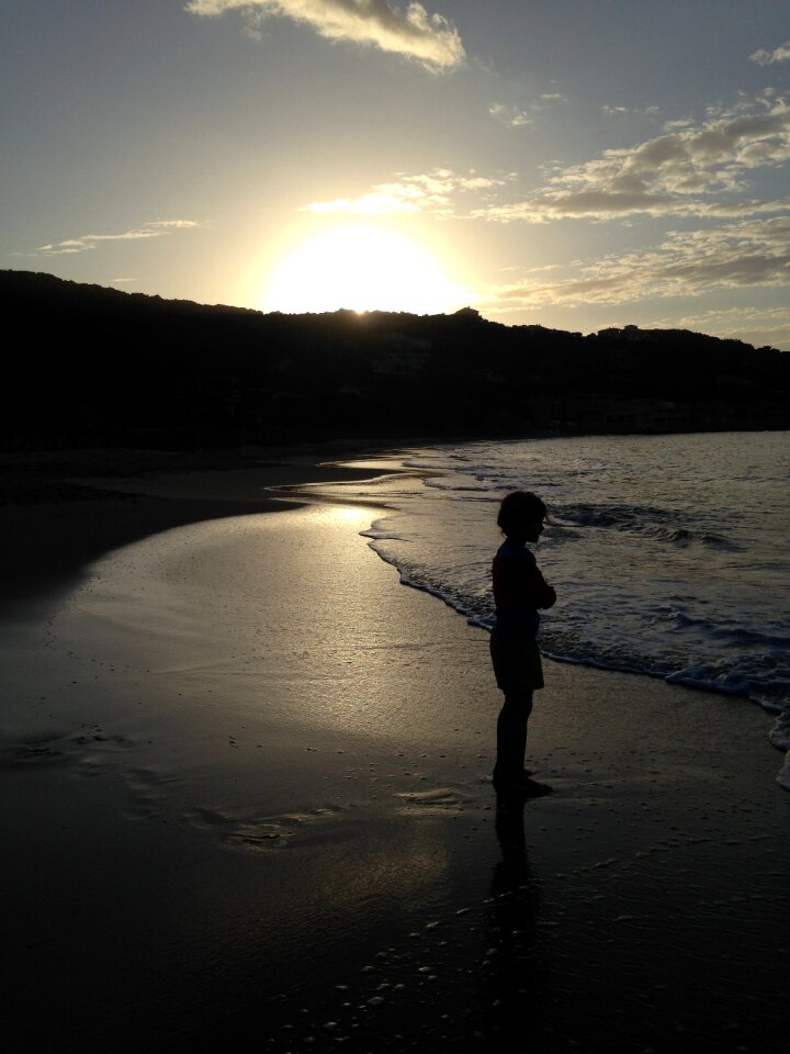 Child silhouette sea