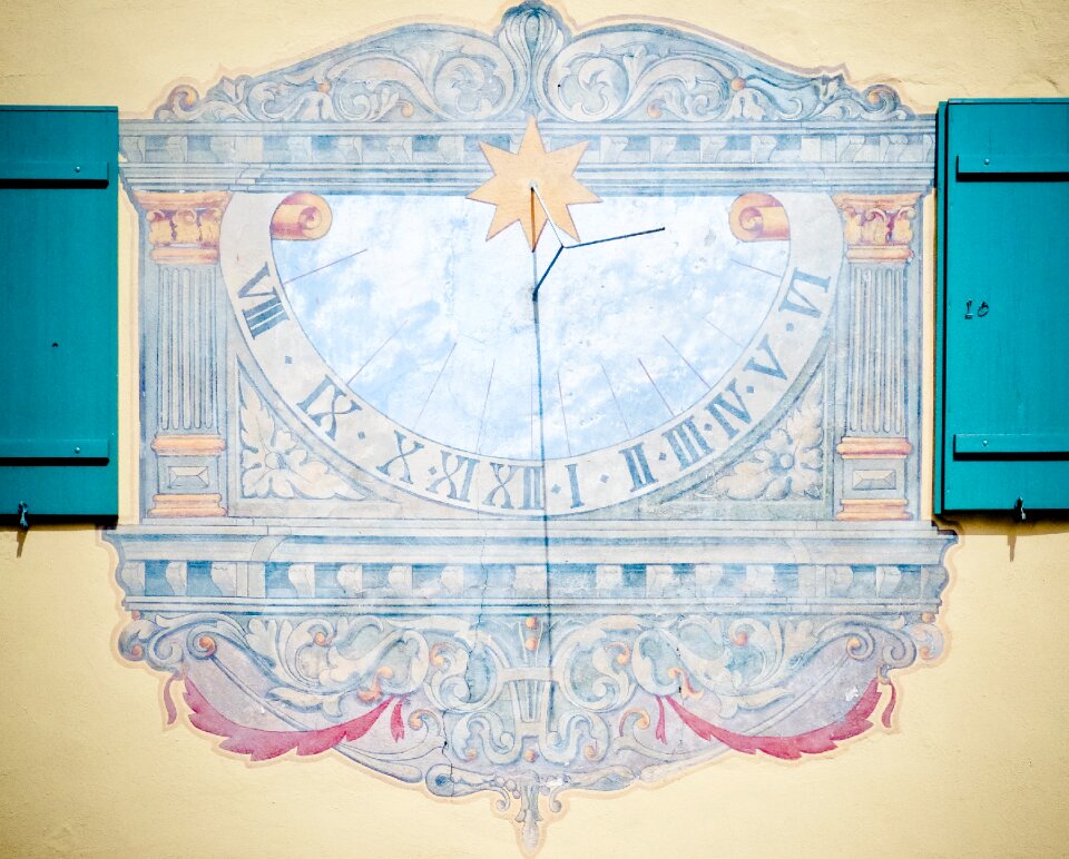 Mural time of dial