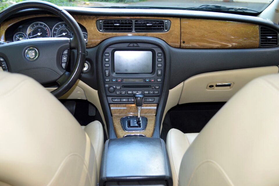 Vehicle automobile