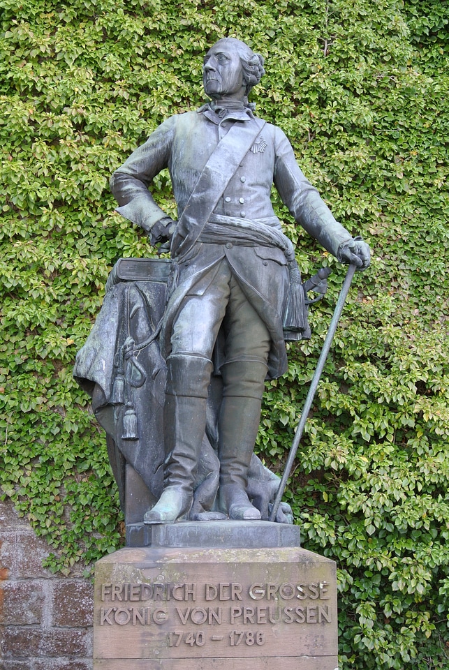 Statue figure king