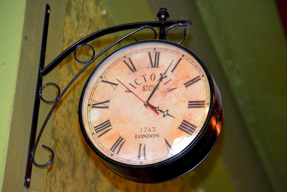 Hour deadline watch