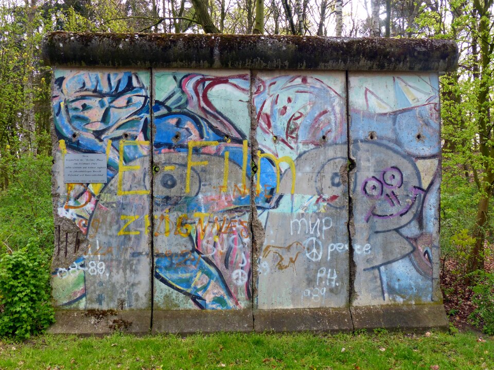 Border graffiti fragment