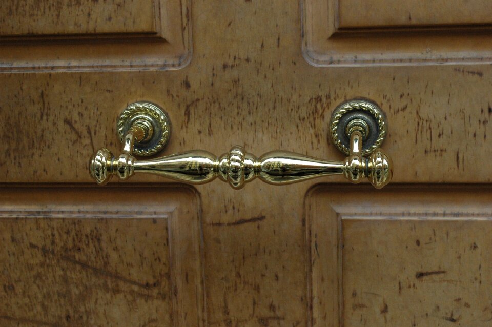 Handle gold building