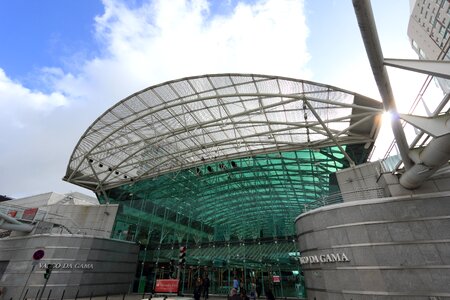 Area shopping mall
