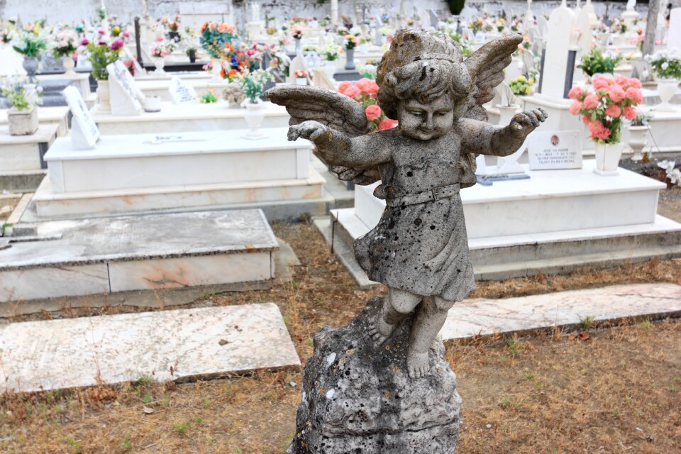 Angel grave graveyard