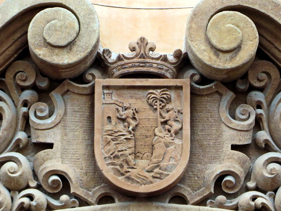 Coat of arms colonization sculptures