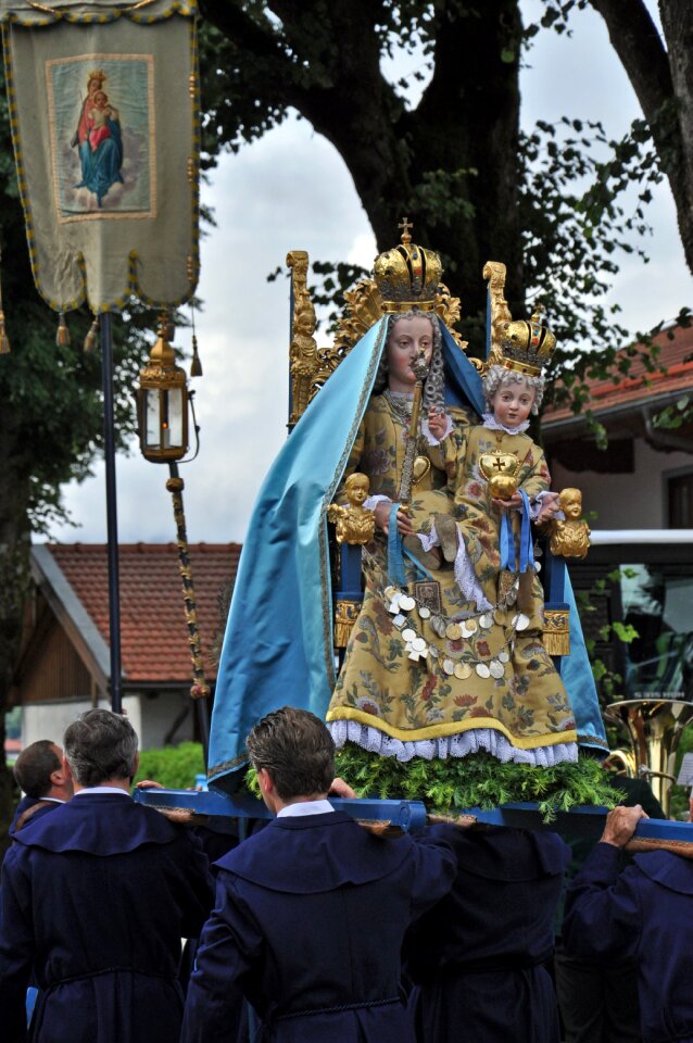 Observance madonna move