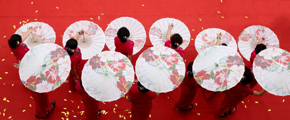 Jiangnan dance red and white umbrella