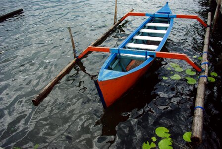 Pendulum batur lake water photo