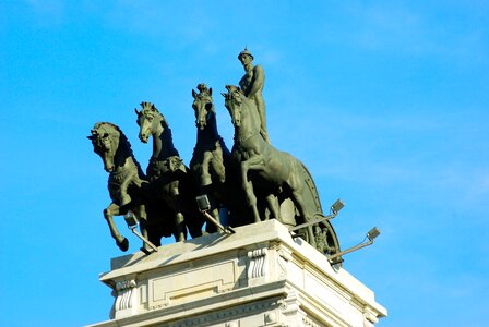 Statues bronze quadriga photo