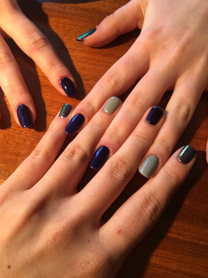 Paint toenail nail polish