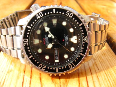 Time indicating time watches
