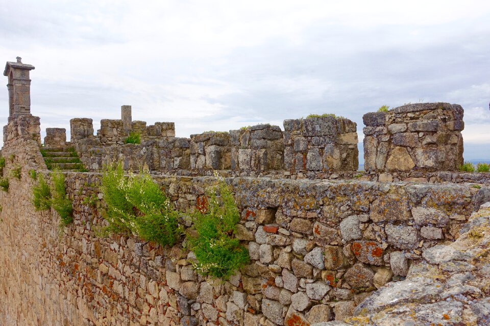 Stone heritage battlement