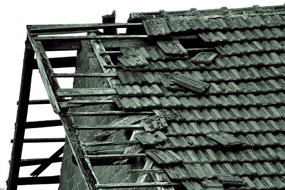 Roof broken roof tile