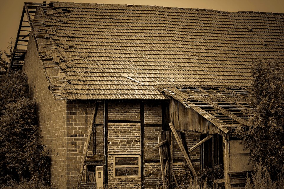 Roof broken roof tile