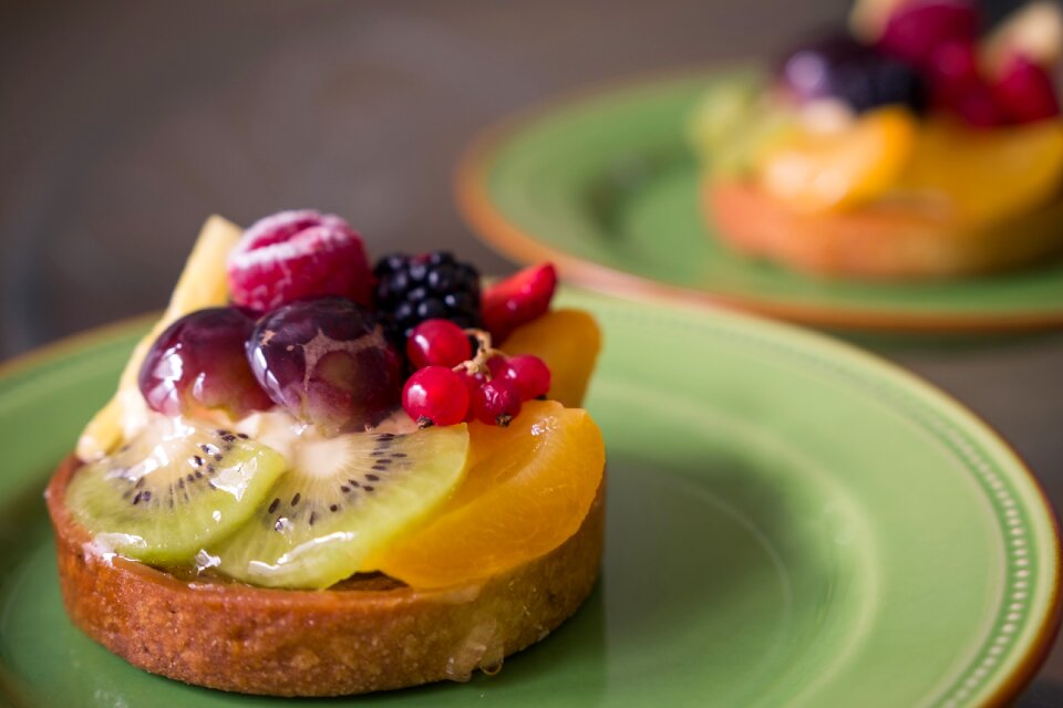Kiwi currants cake