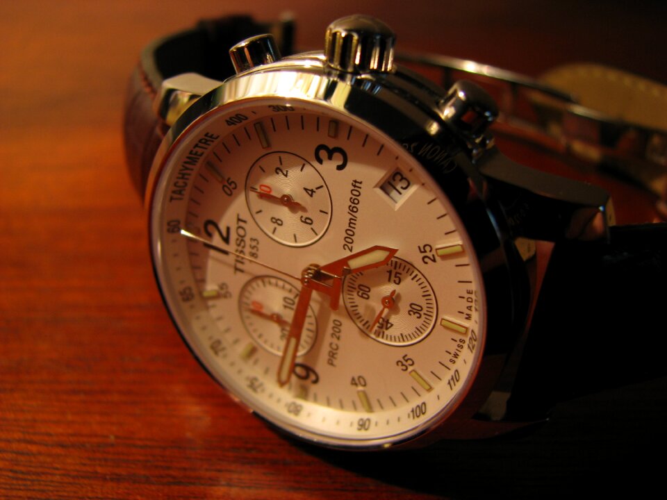 Men's watch pointers time