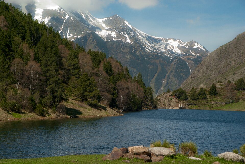 Pyrénées lake mountain