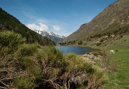 Pyrénées lake mountain