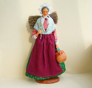 Provençal folk costumes ornaments game