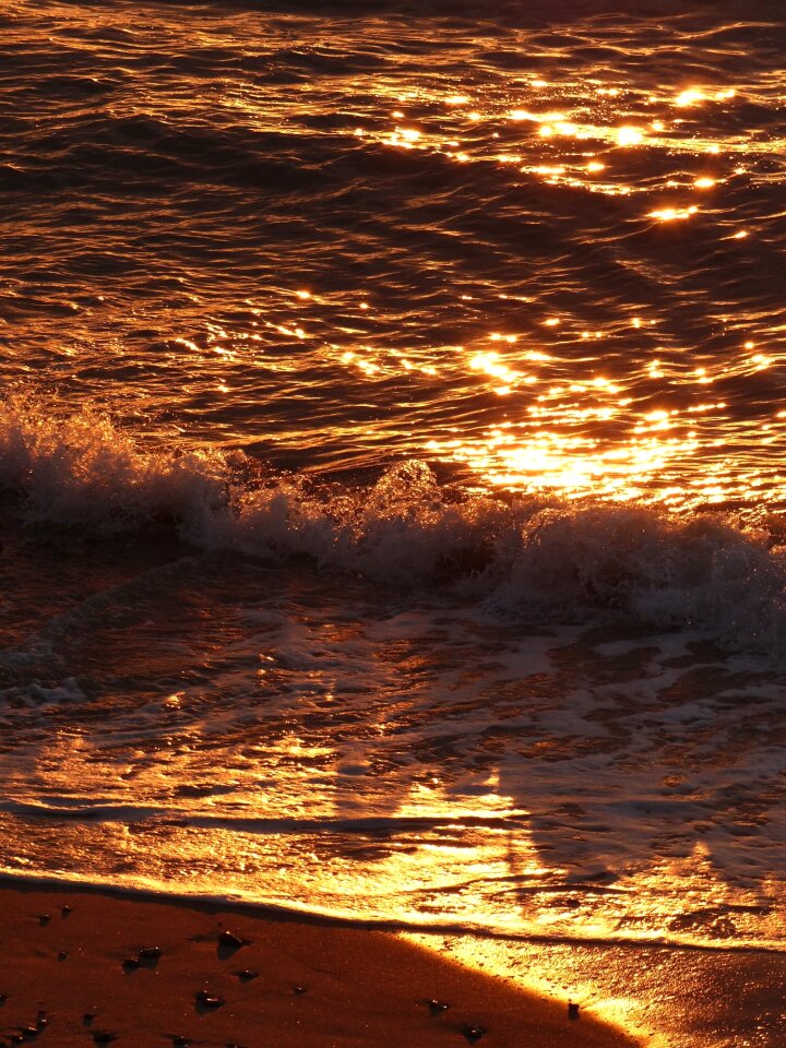 Sunlight reflection ripples