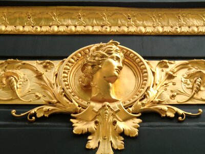 Figure ornament paris