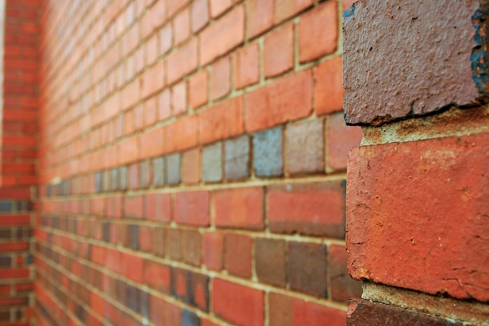 Diminishing wall brick