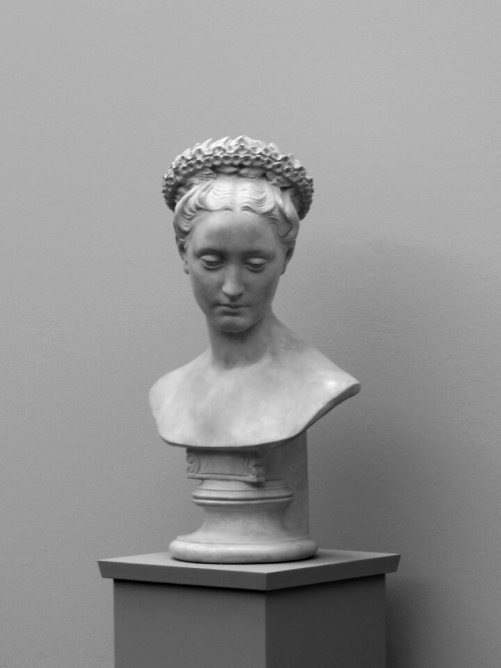 Kunsthalle statue woman