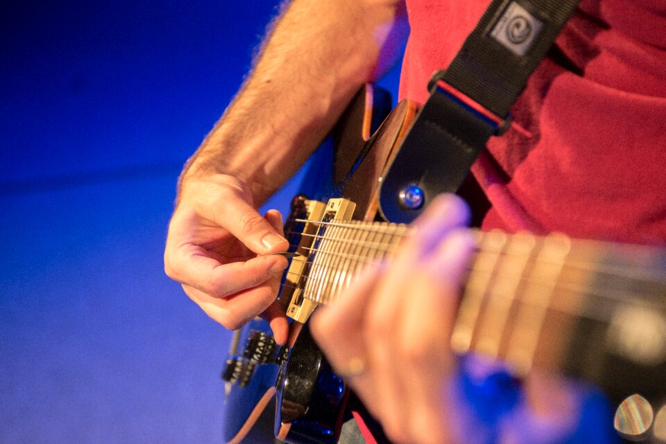 Musician electric play