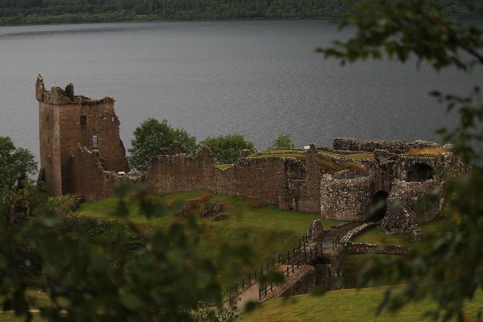 Loch ness castle lake