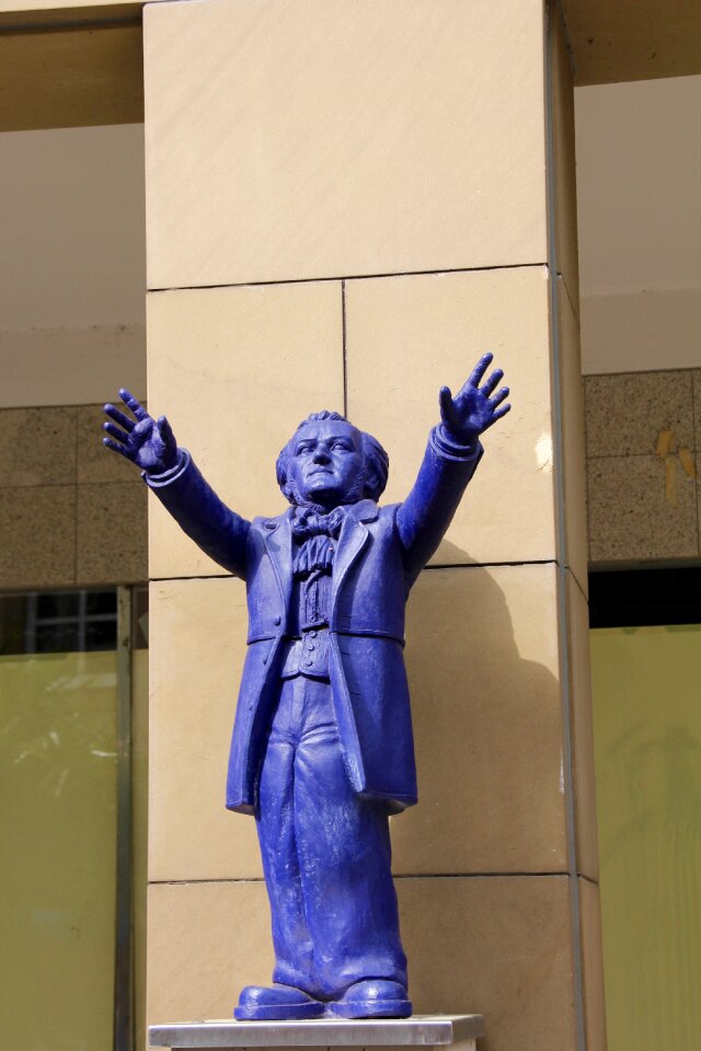 Festival hall monument bust