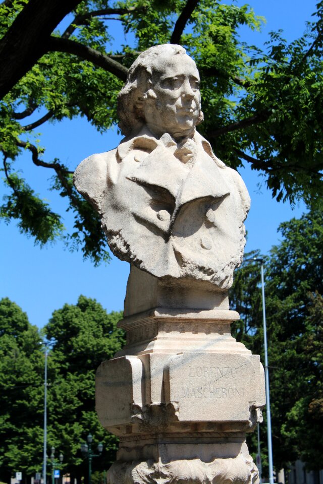 Bust statue monument