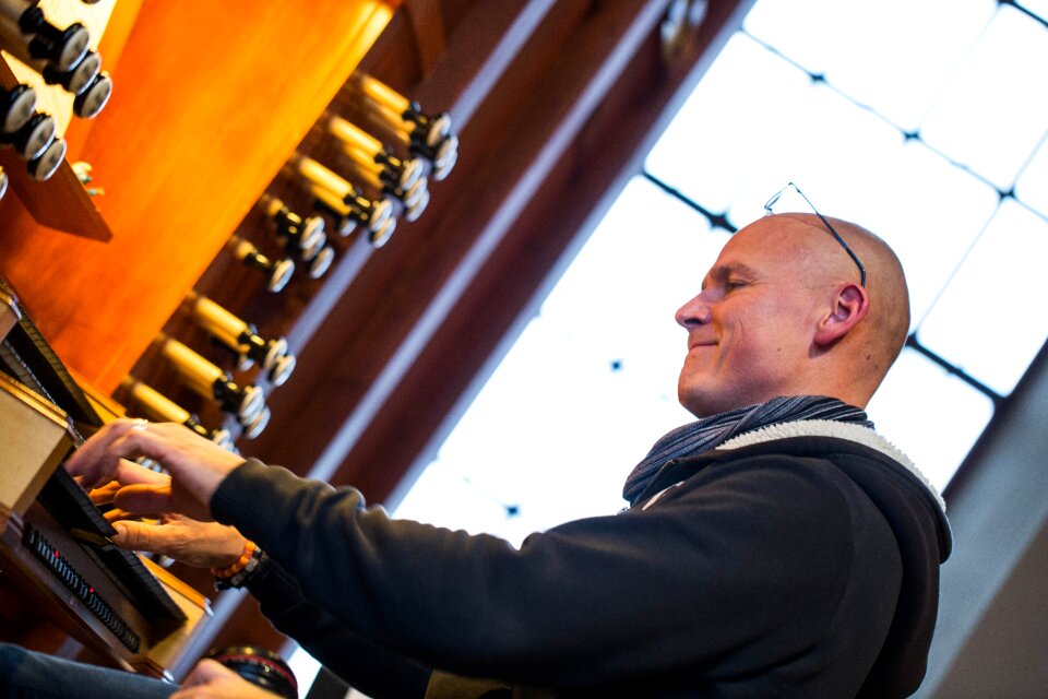 Church play the organ musiciant