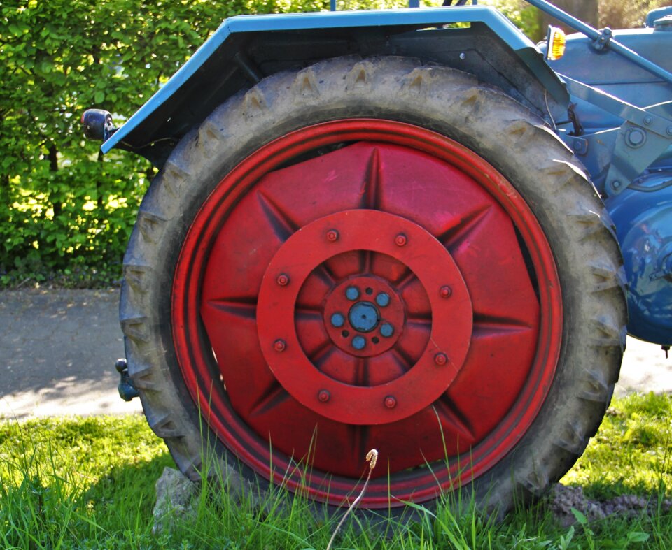 Lance-trek detail old tractor