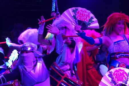 Dancers dance colors