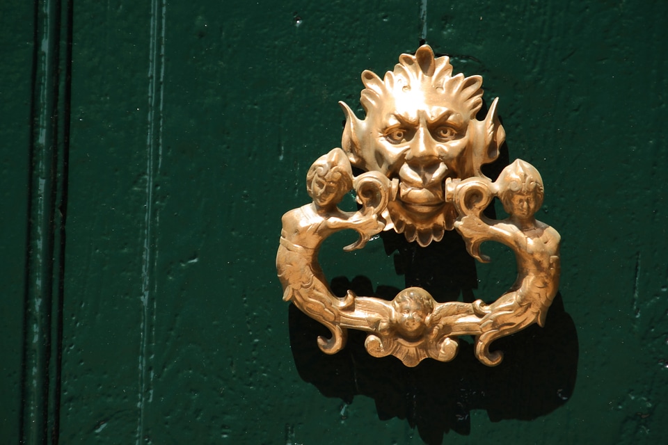Mask fash door handle
