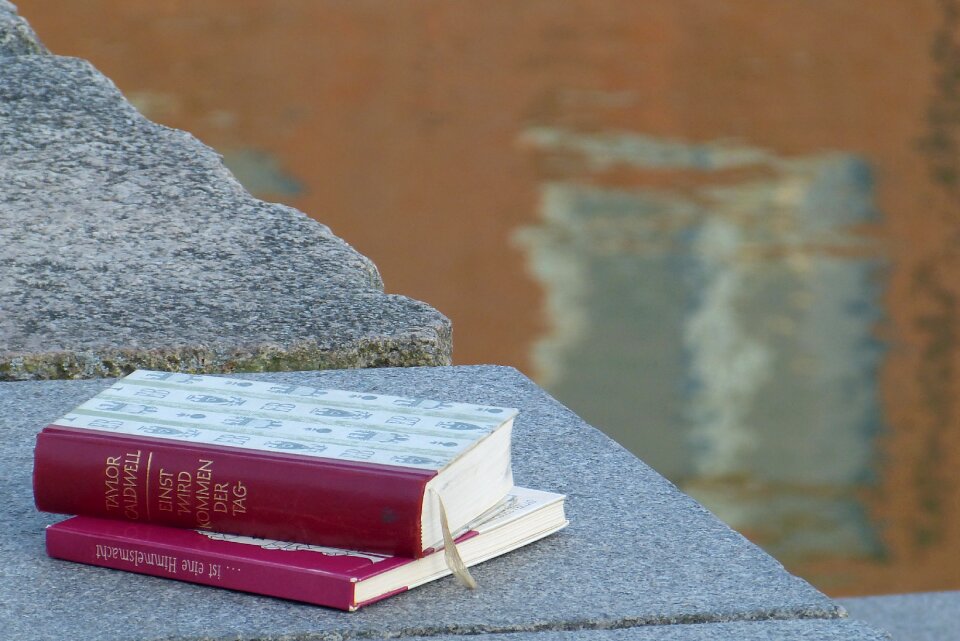 Read still life sea