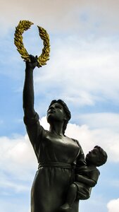 Sculpture monument