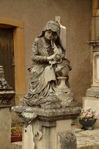 Grief woman statue