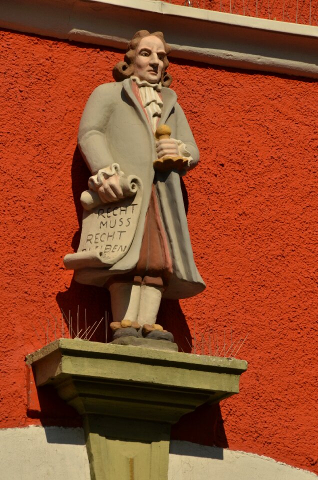 Statue red right