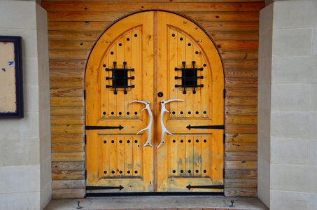 Doorway architectural horns