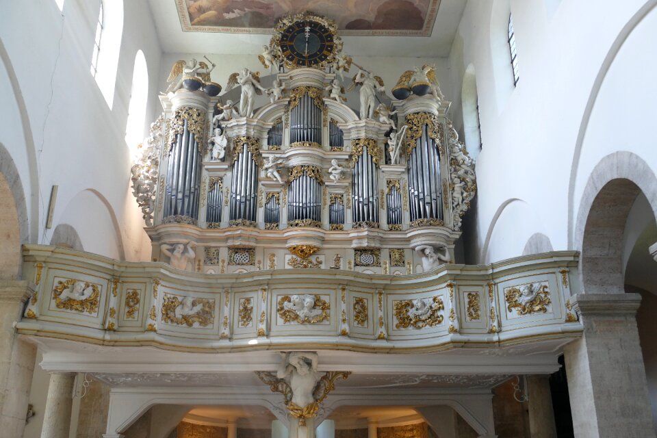 Prayer room silver pipe organ old