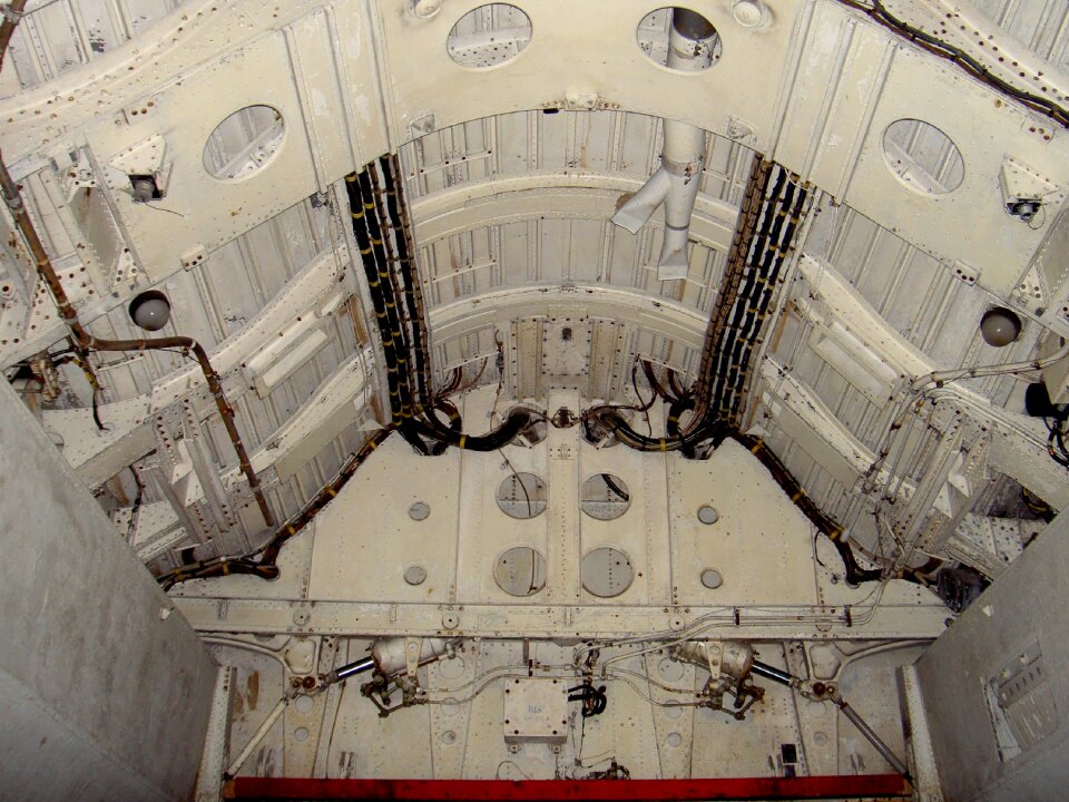 Delta aircraft compartment