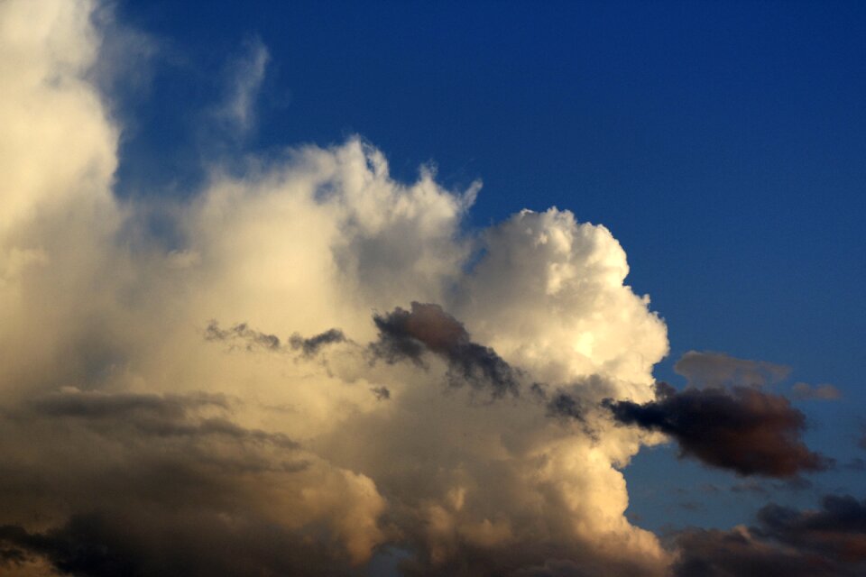 Sky blue clouds form