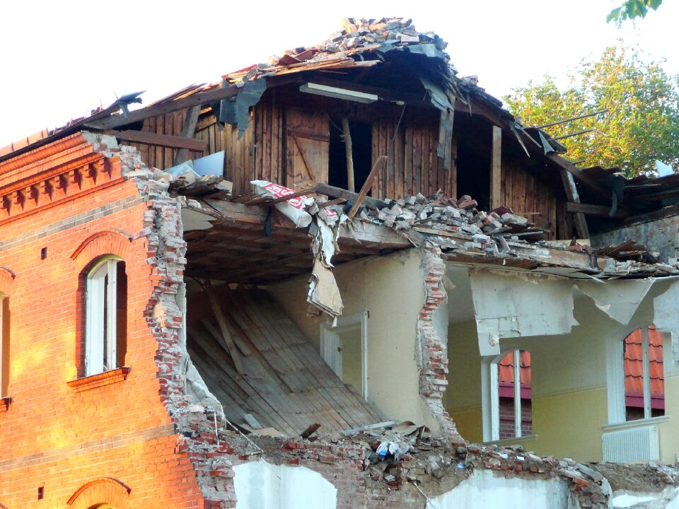 Destroyed houses destroy accedent