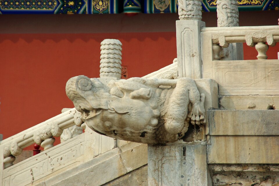 Forbidden city guardrail sculpture